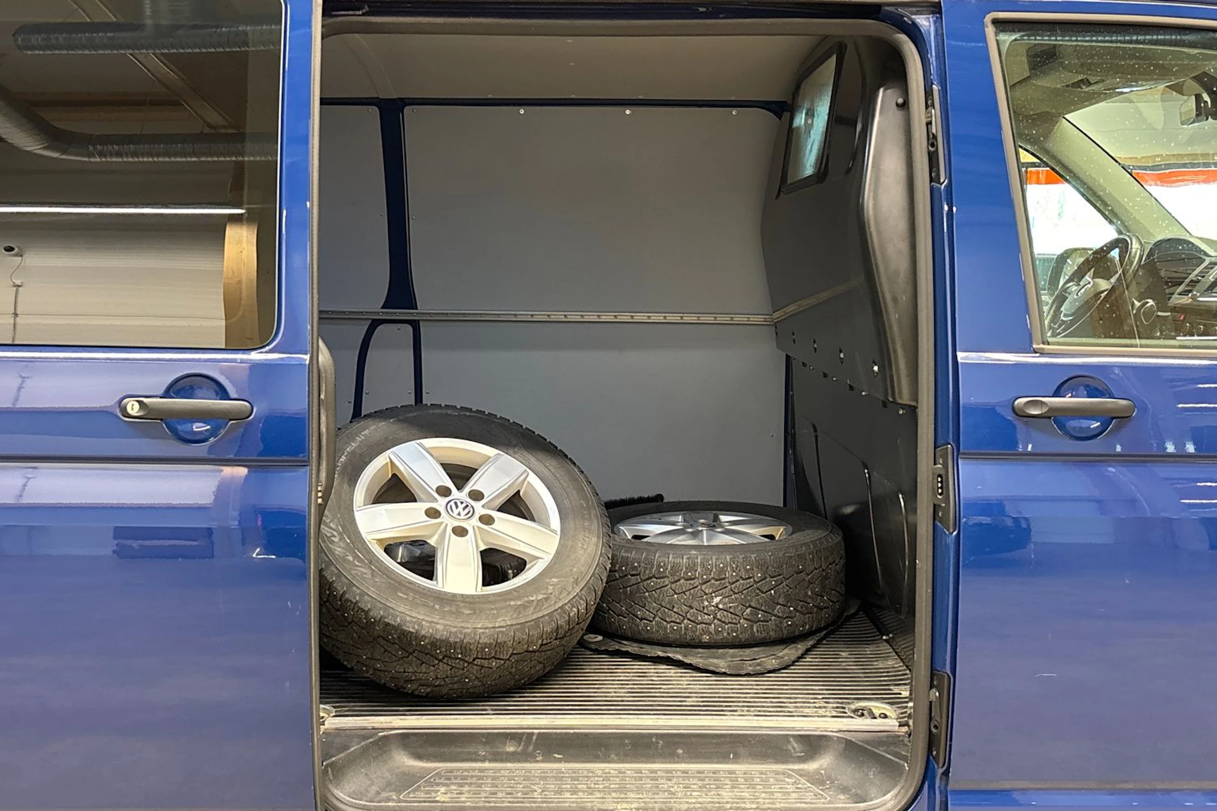 sininen Volkswagen Transporter 2019 kuva 26.