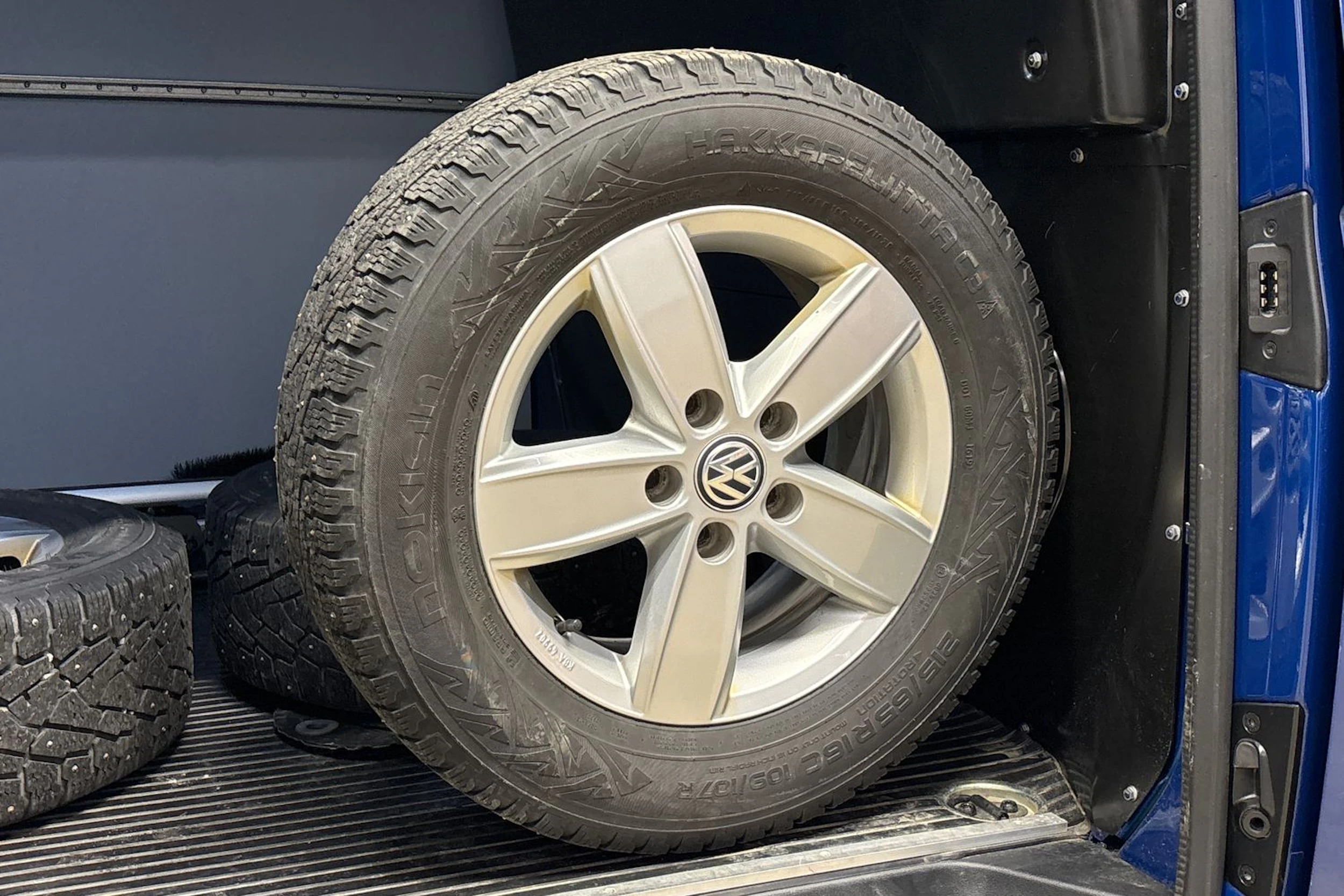 sininen Volkswagen Transporter 2019 kuva 29.