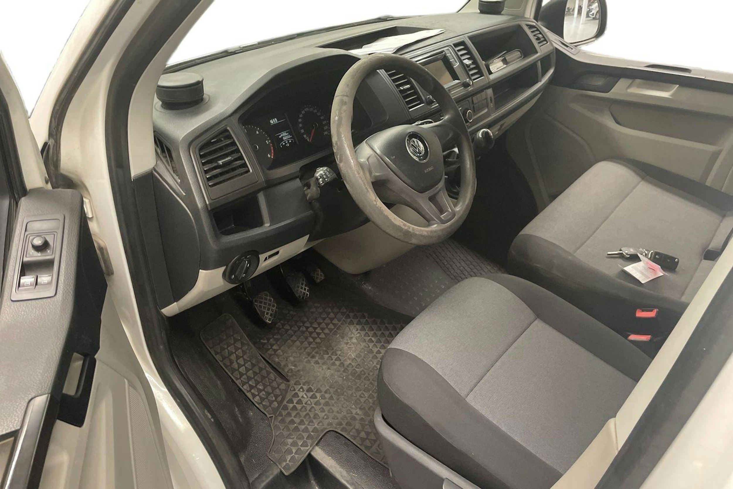 valkoinen Volkswagen Transporter 2019 kuva 3.