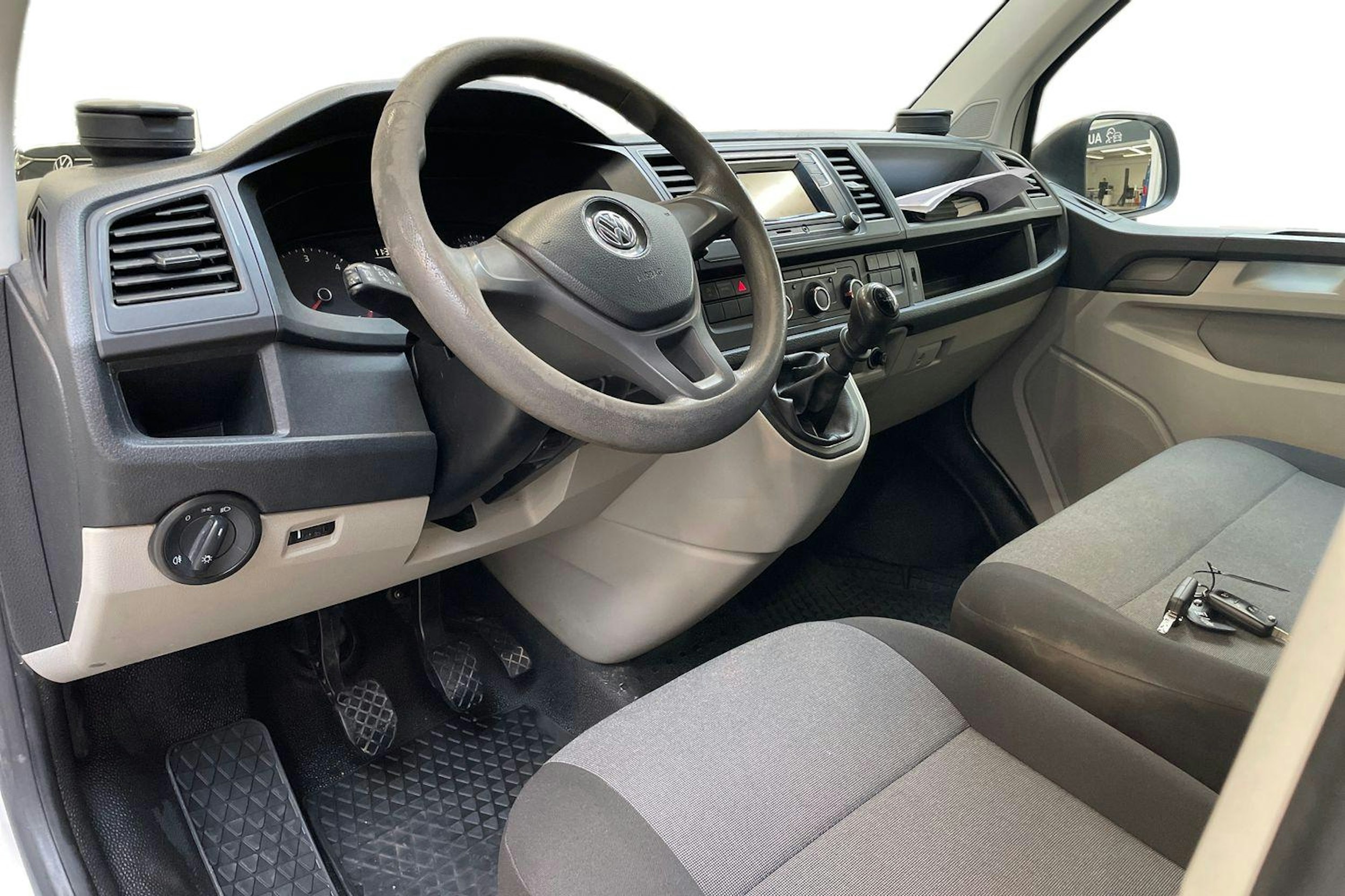 valkoinen Volkswagen Transporter 2019 kuva 7.