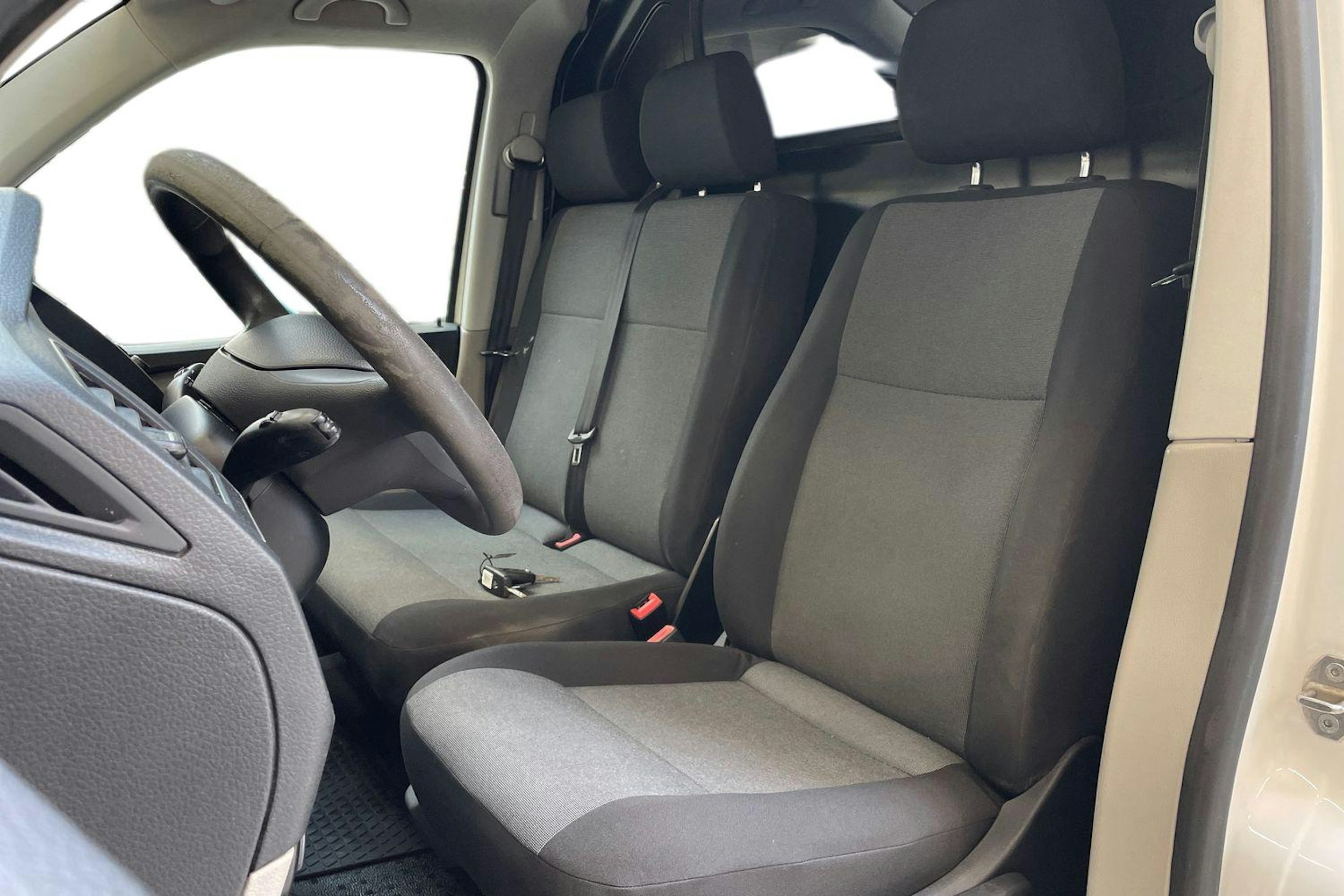 valkoinen Volkswagen Transporter 2019 kuva 9.