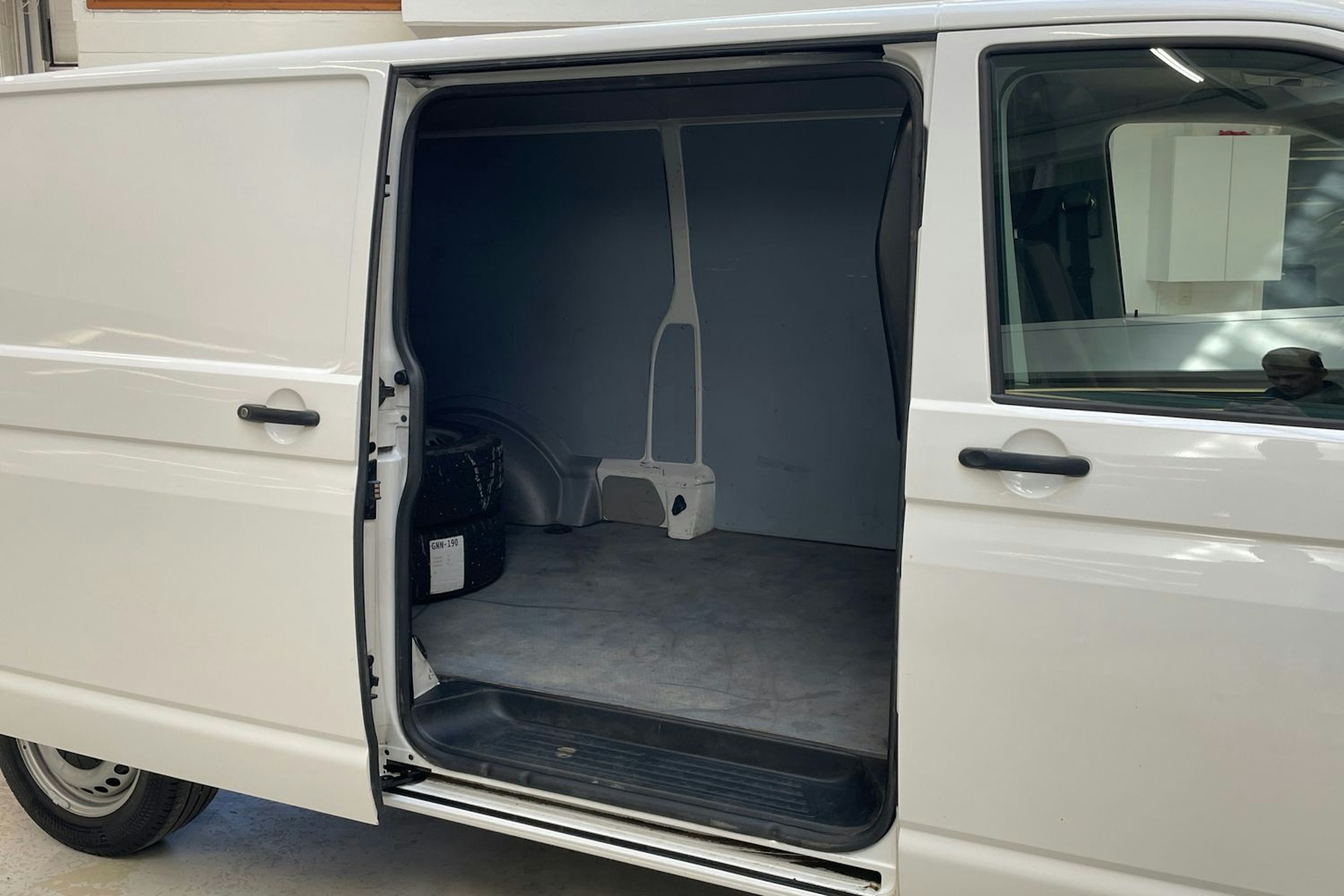 valkoinen Volkswagen Transporter 2019 kuva 13.