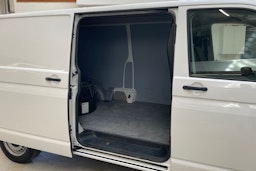 valkoinen Volkswagen Transporter 2019 kuva 13.
