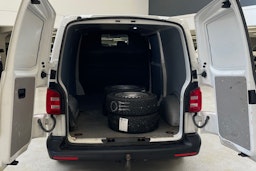 valkoinen Volkswagen Transporter 2019 kuva 14.