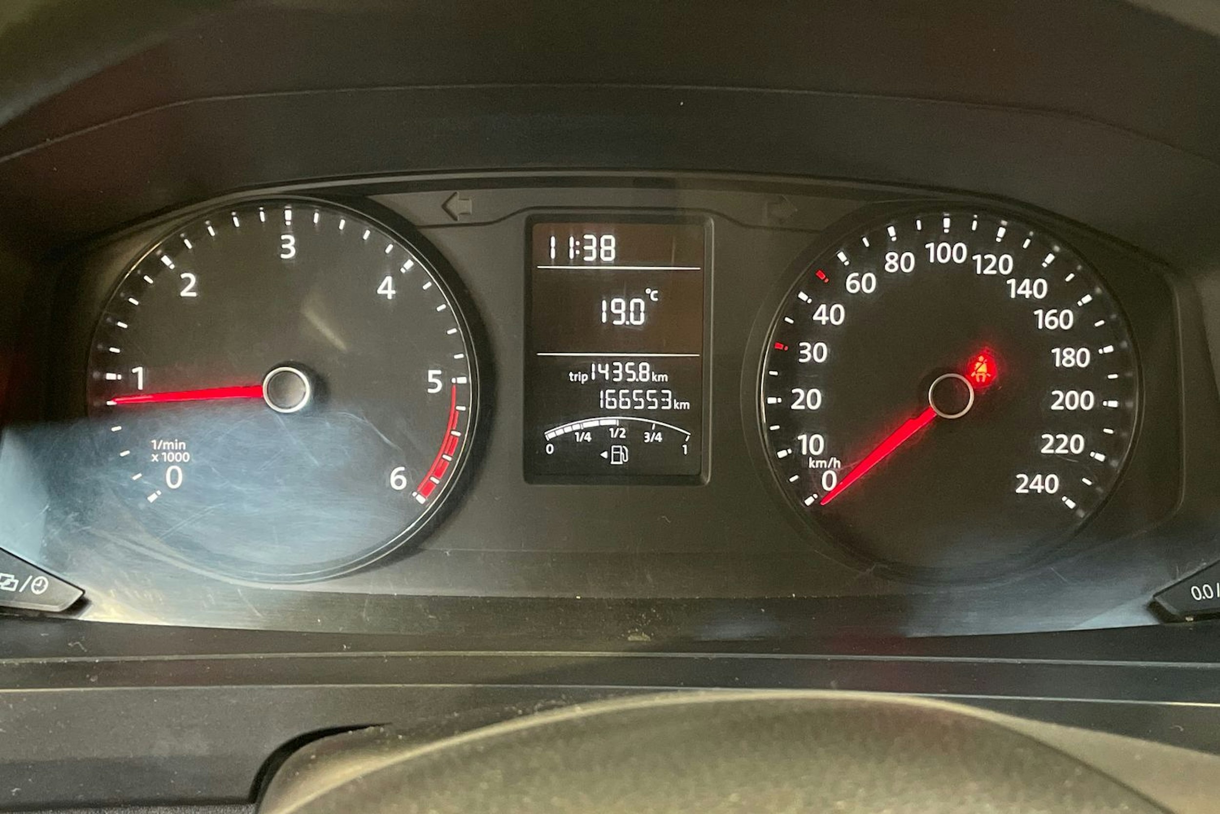 valkoinen Volkswagen Transporter 2019 kuva 16.
