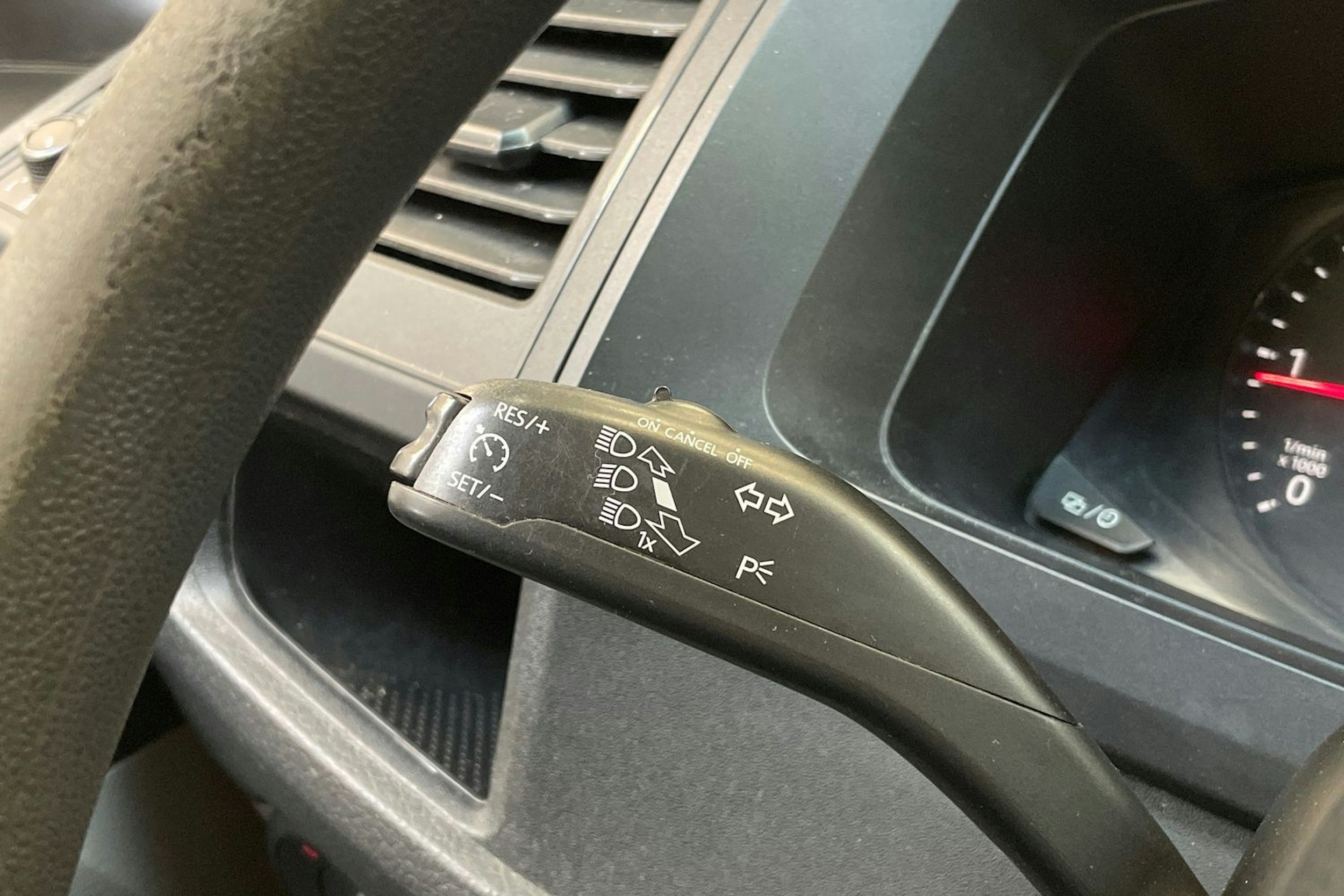valkoinen Volkswagen Transporter 2019 kuva 17.