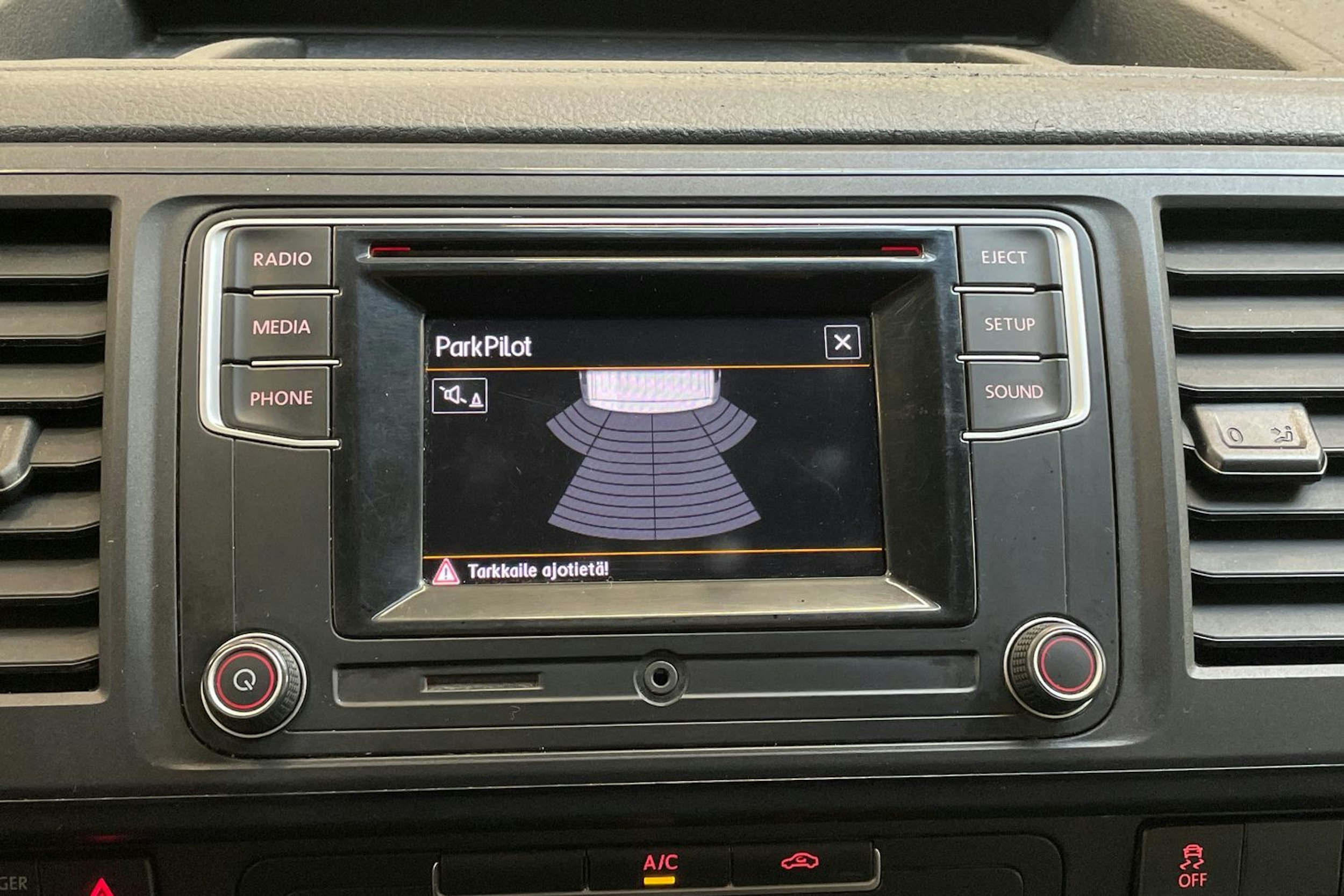 valkoinen Volkswagen Transporter 2019 kuva 19.