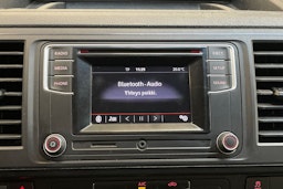 valkoinen Volkswagen Transporter 2019 kuva 20.