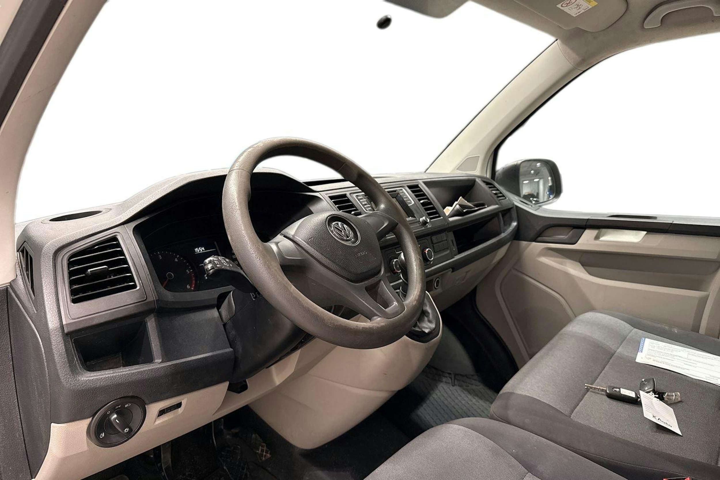 Valkoinen Volkswagen Transporter 2019 kuva 3.