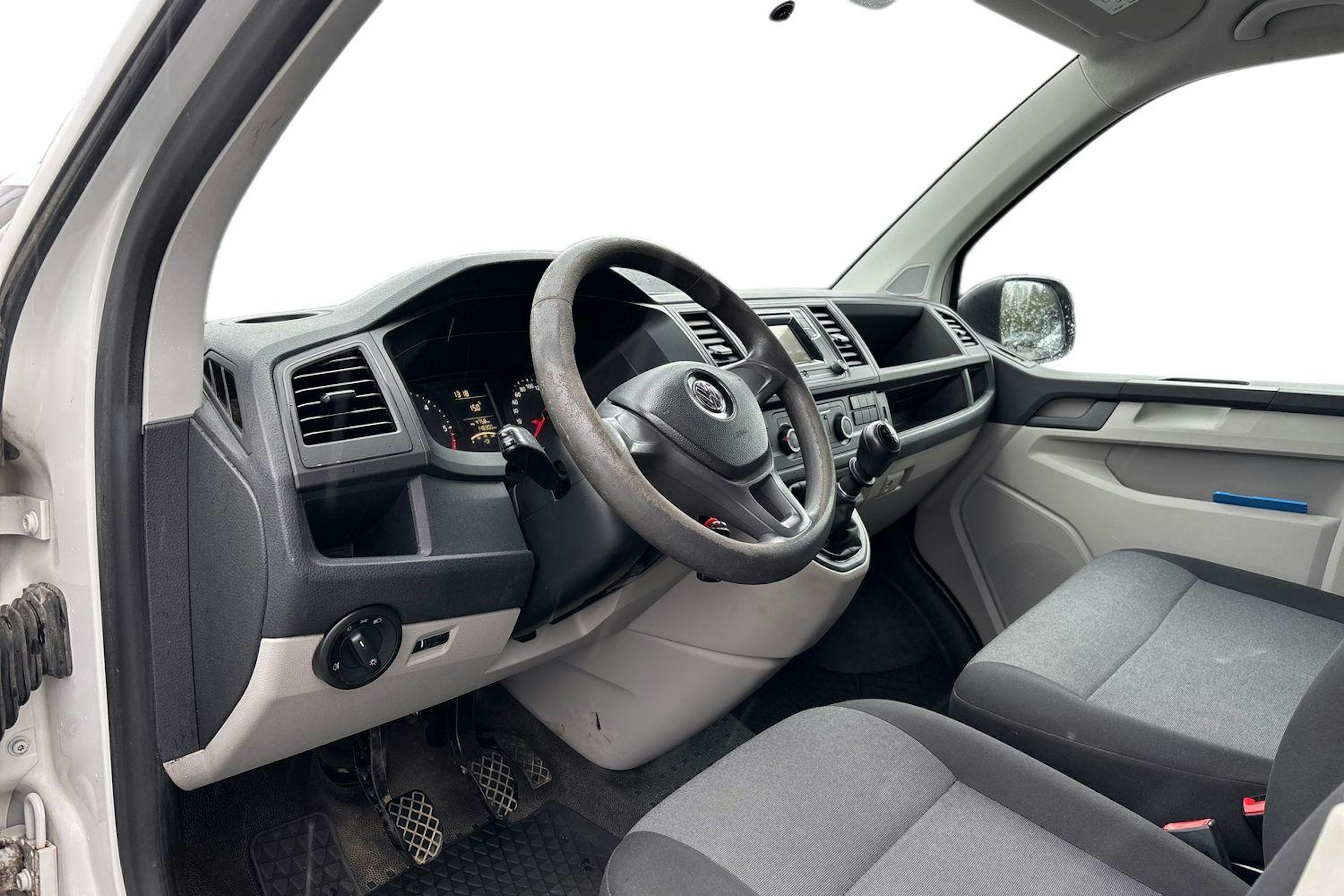 Valkoinen Volkswagen Transporter 2019 kuva 3.