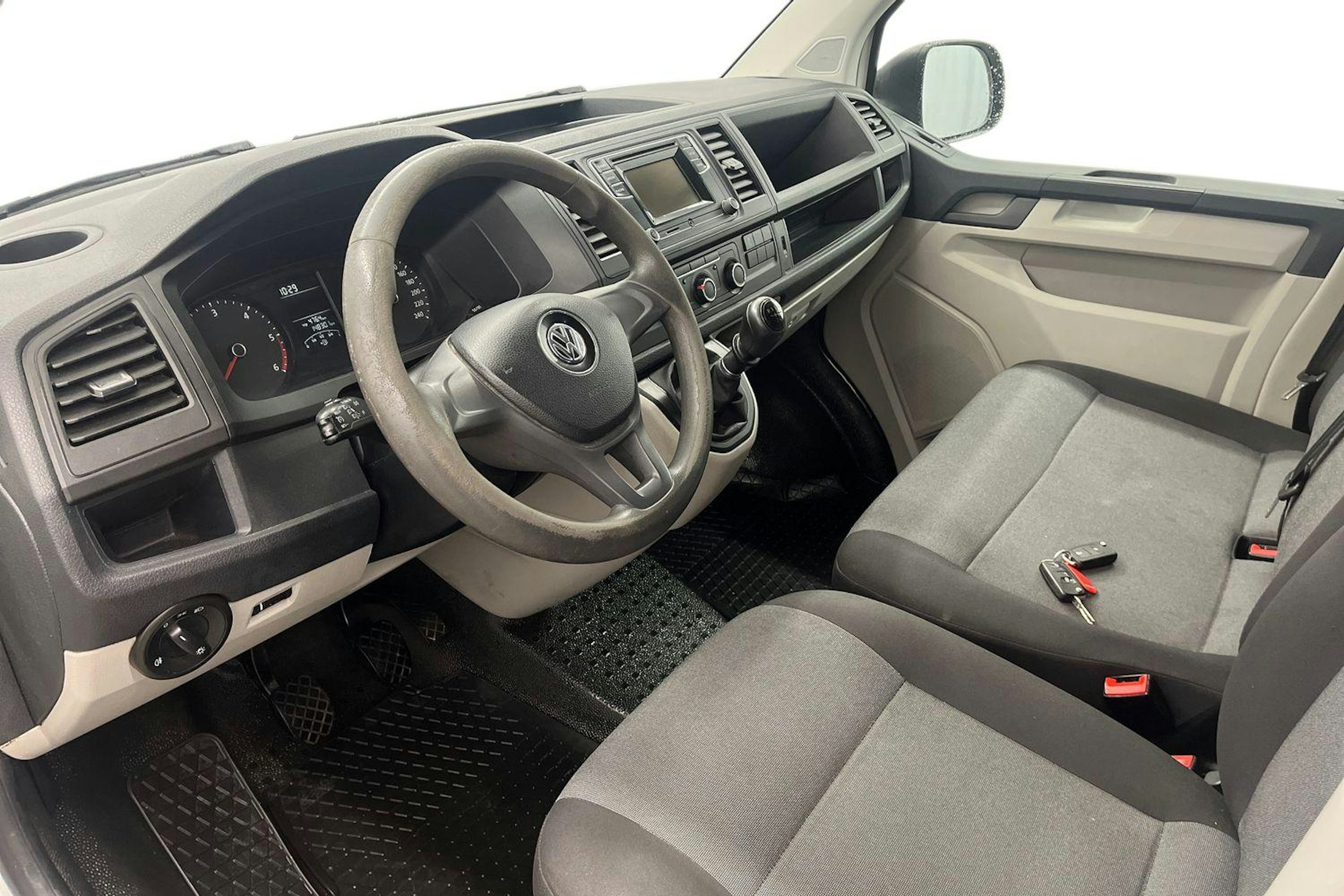 Valkoinen Volkswagen Transporter 2019 kuva 7.