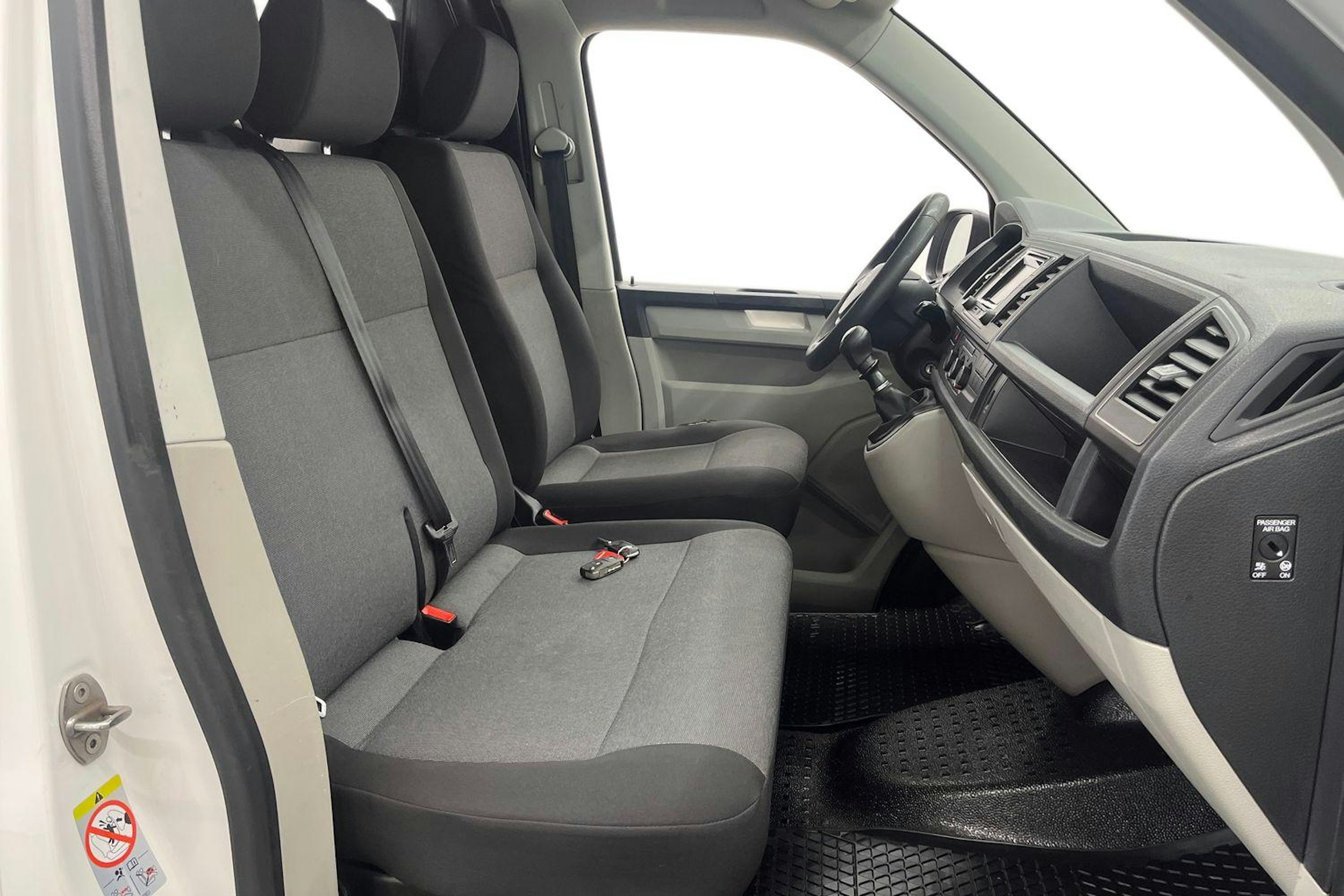 Valkoinen Volkswagen Transporter 2019 kuva 10.