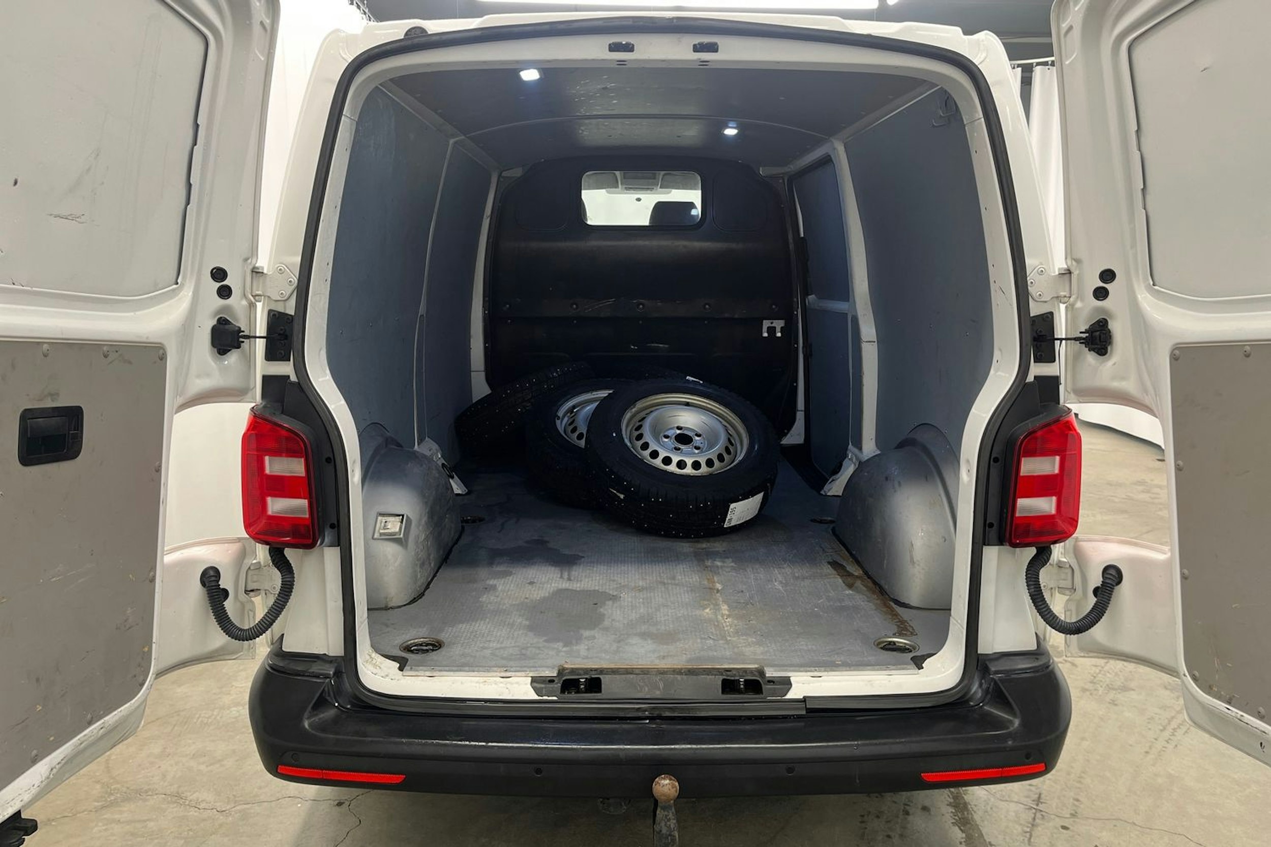 Valkoinen Volkswagen Transporter 2019 kuva 14.