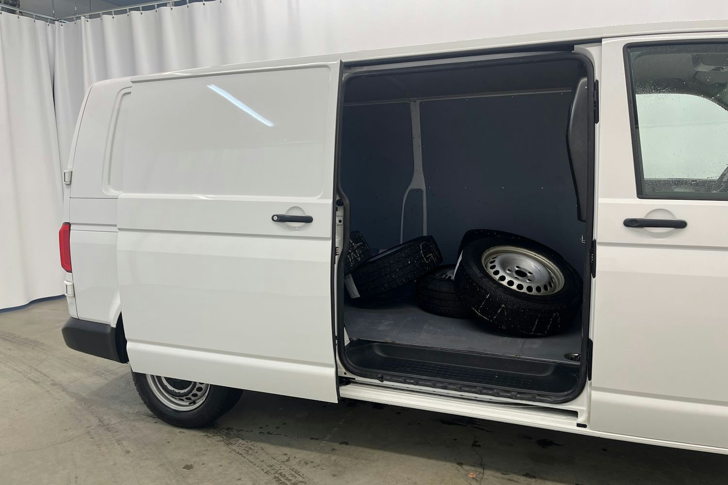 Valkoinen Volkswagen Transporter 2019 kuva 16.