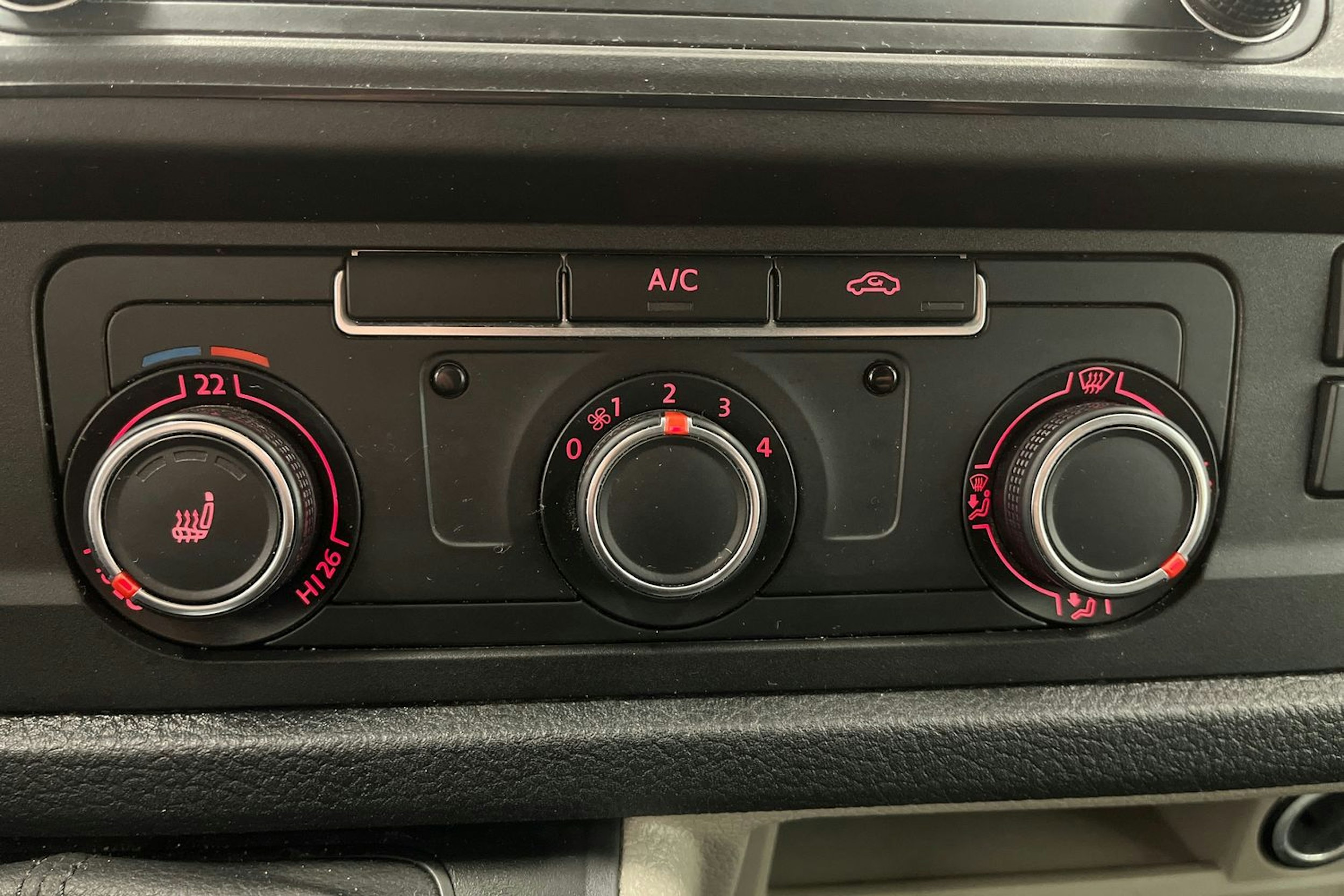 Valkoinen Volkswagen Transporter 2019 kuva 21.