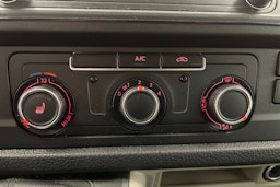 Valkoinen Volkswagen Transporter 2019 kuva 21.