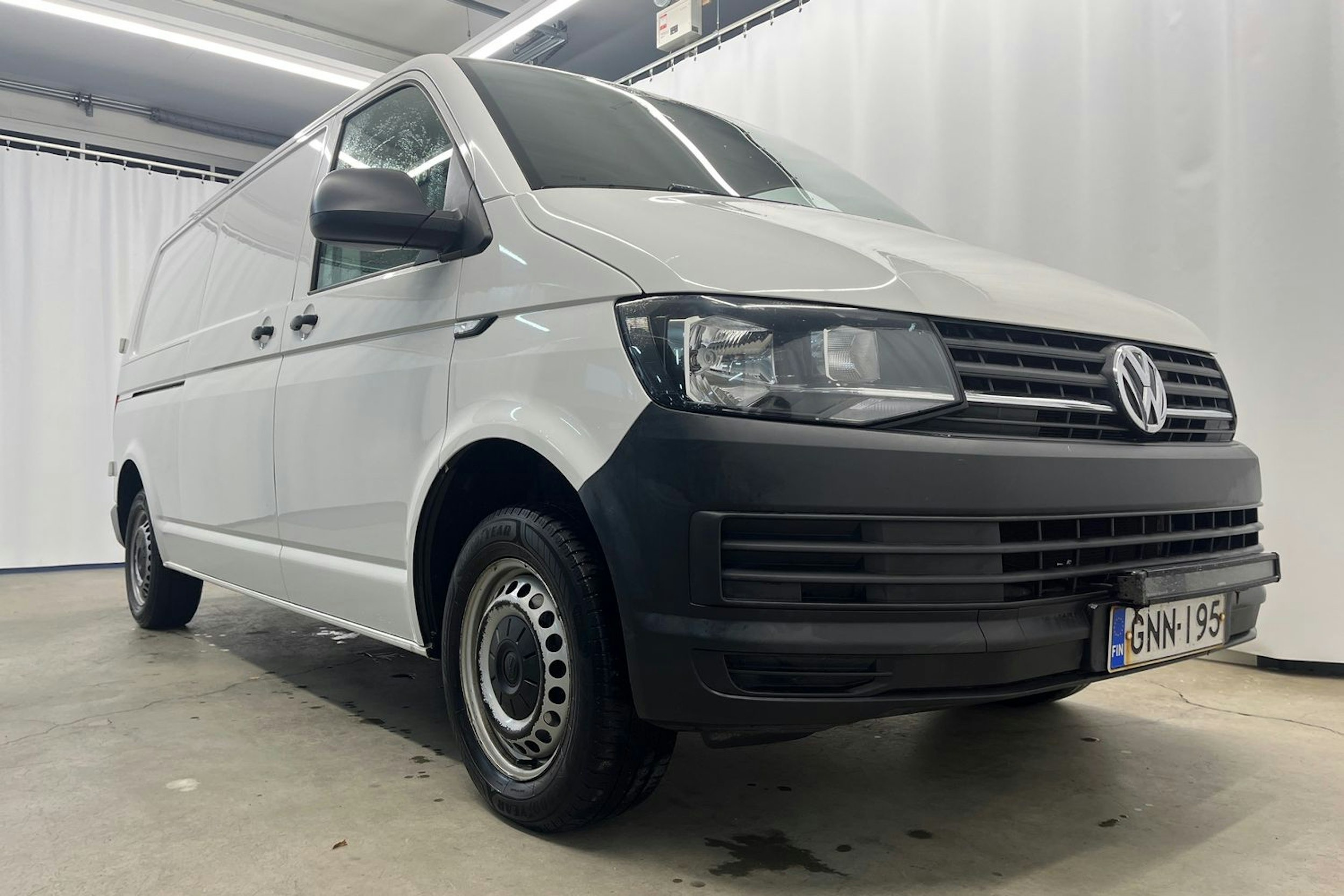 Valkoinen Volkswagen Transporter 2019 kuva 27.