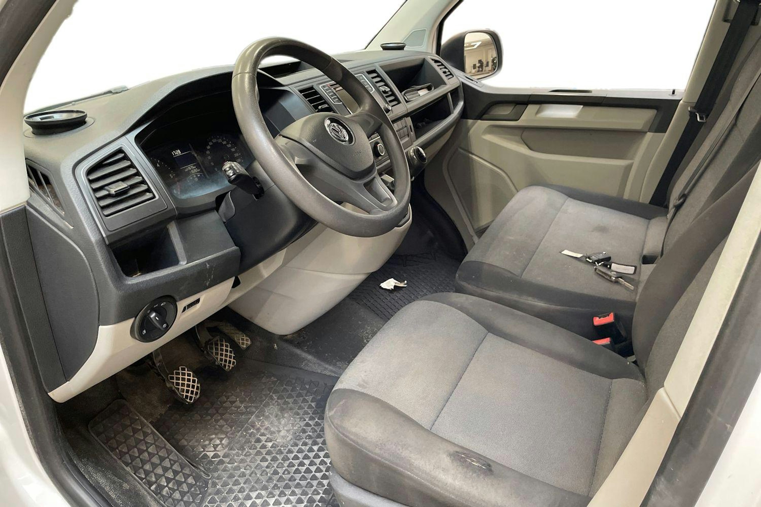 valkoinen Volkswagen Transporter 2019 kuva 3.