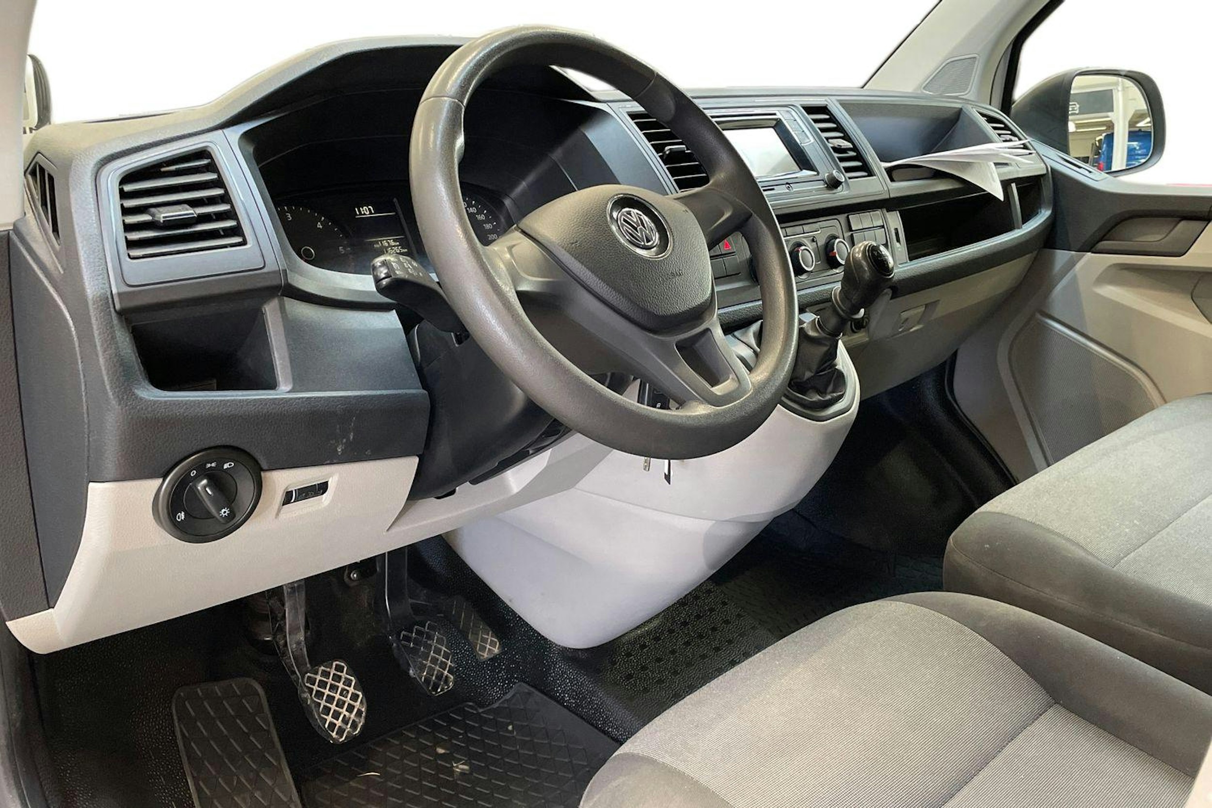 valkoinen Volkswagen Transporter 2019 kuva 7.
