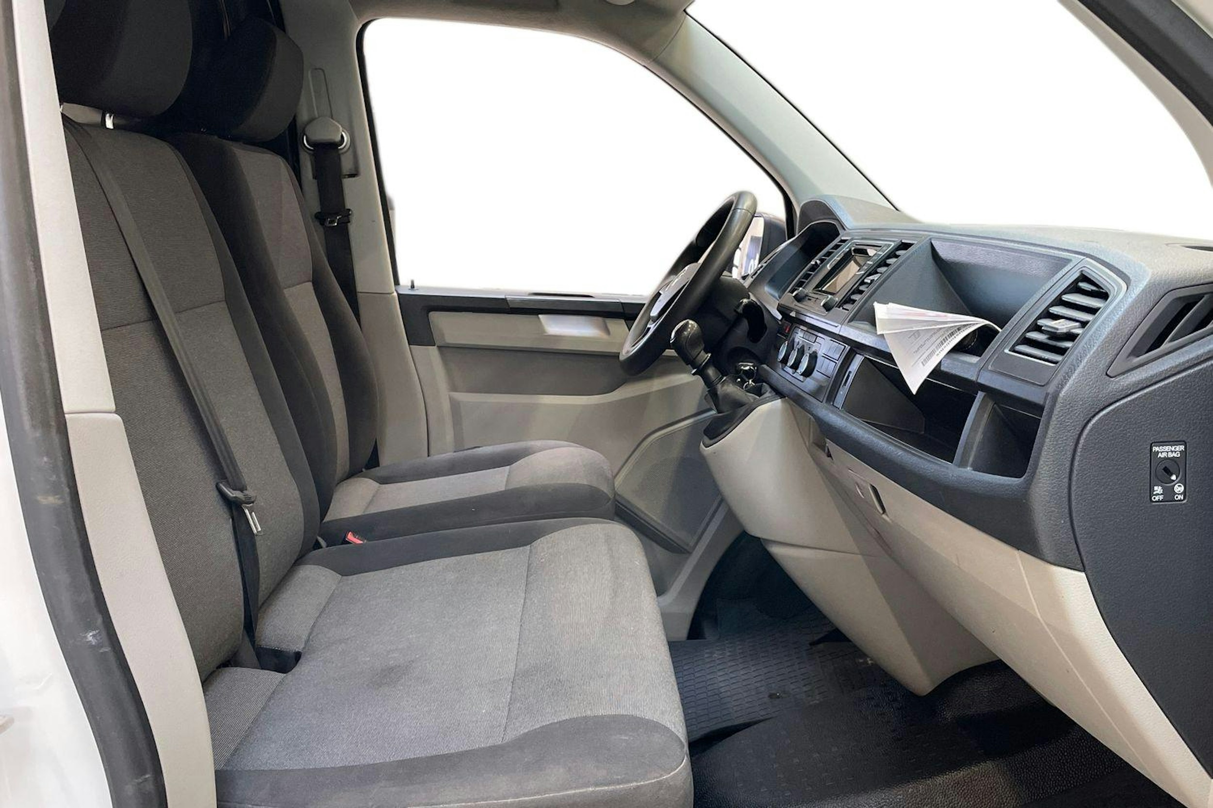 valkoinen Volkswagen Transporter 2019 kuva 10.
