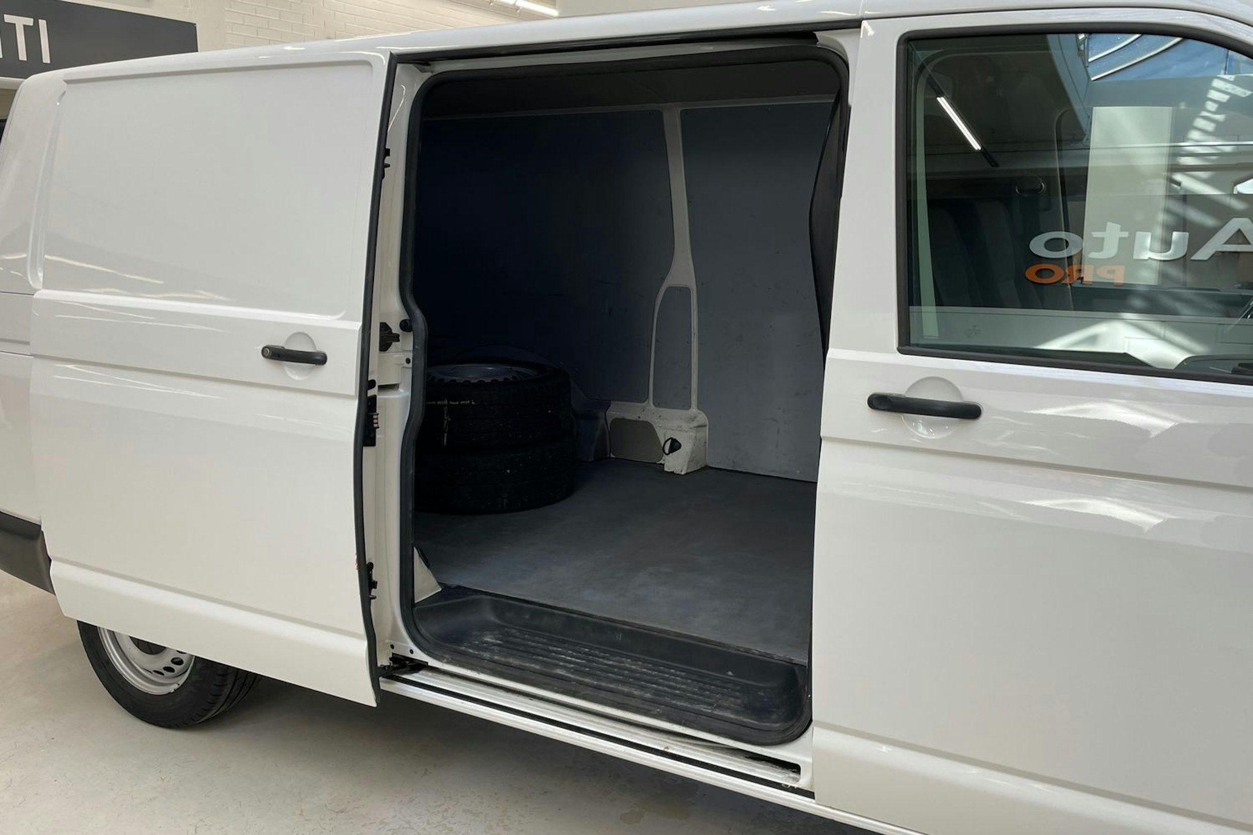 valkoinen Volkswagen Transporter 2019 kuva 13.