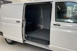 valkoinen Volkswagen Transporter 2019 kuva 13.