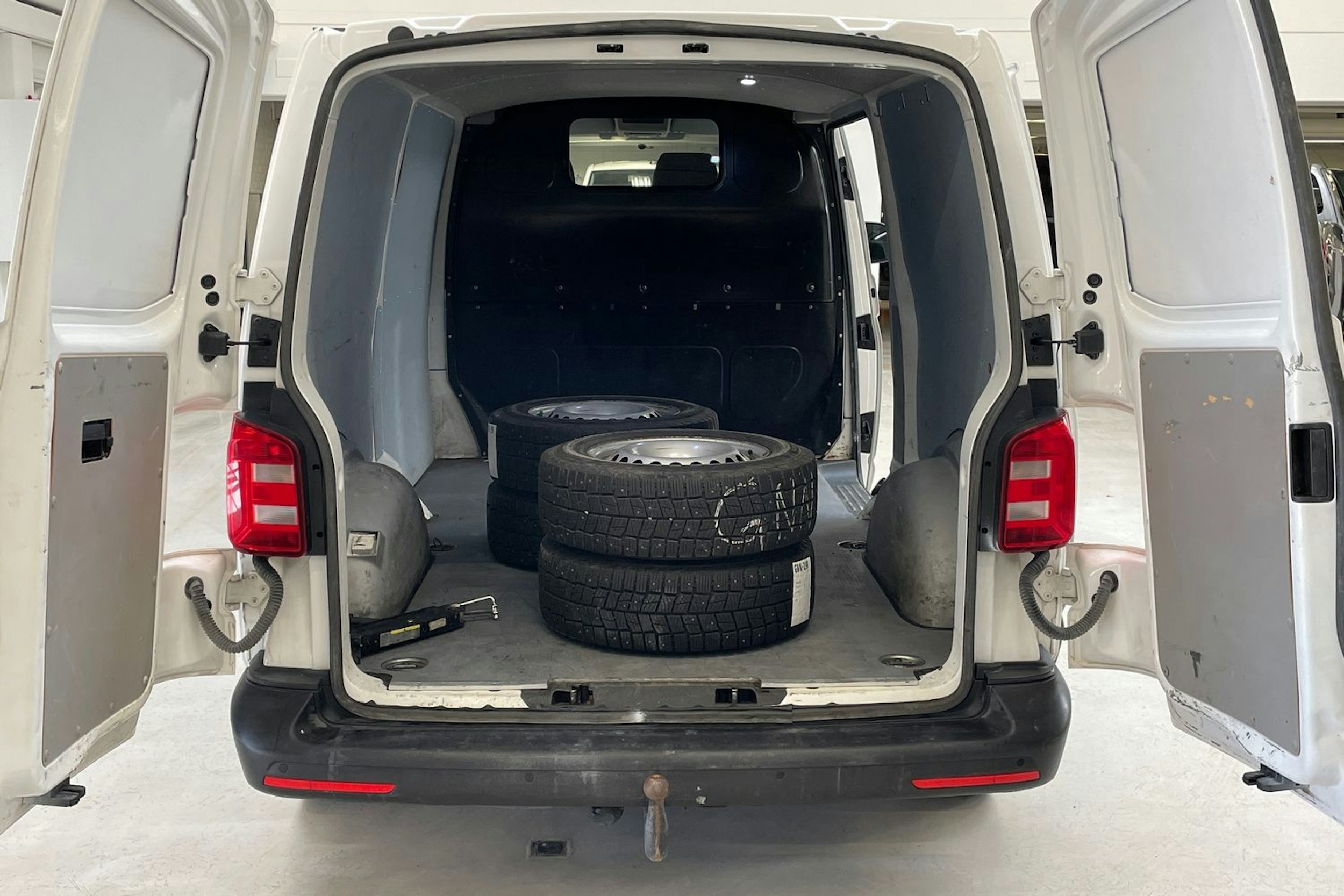 valkoinen Volkswagen Transporter 2019 kuva 14.