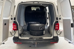 valkoinen Volkswagen Transporter 2019 kuva 14.