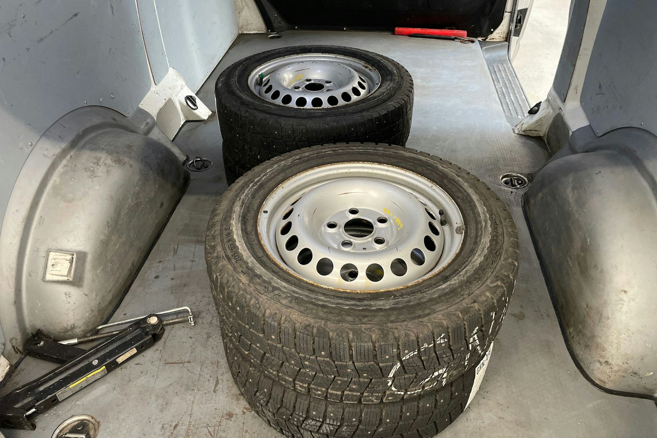 valkoinen Volkswagen Transporter 2019 kuva 15.