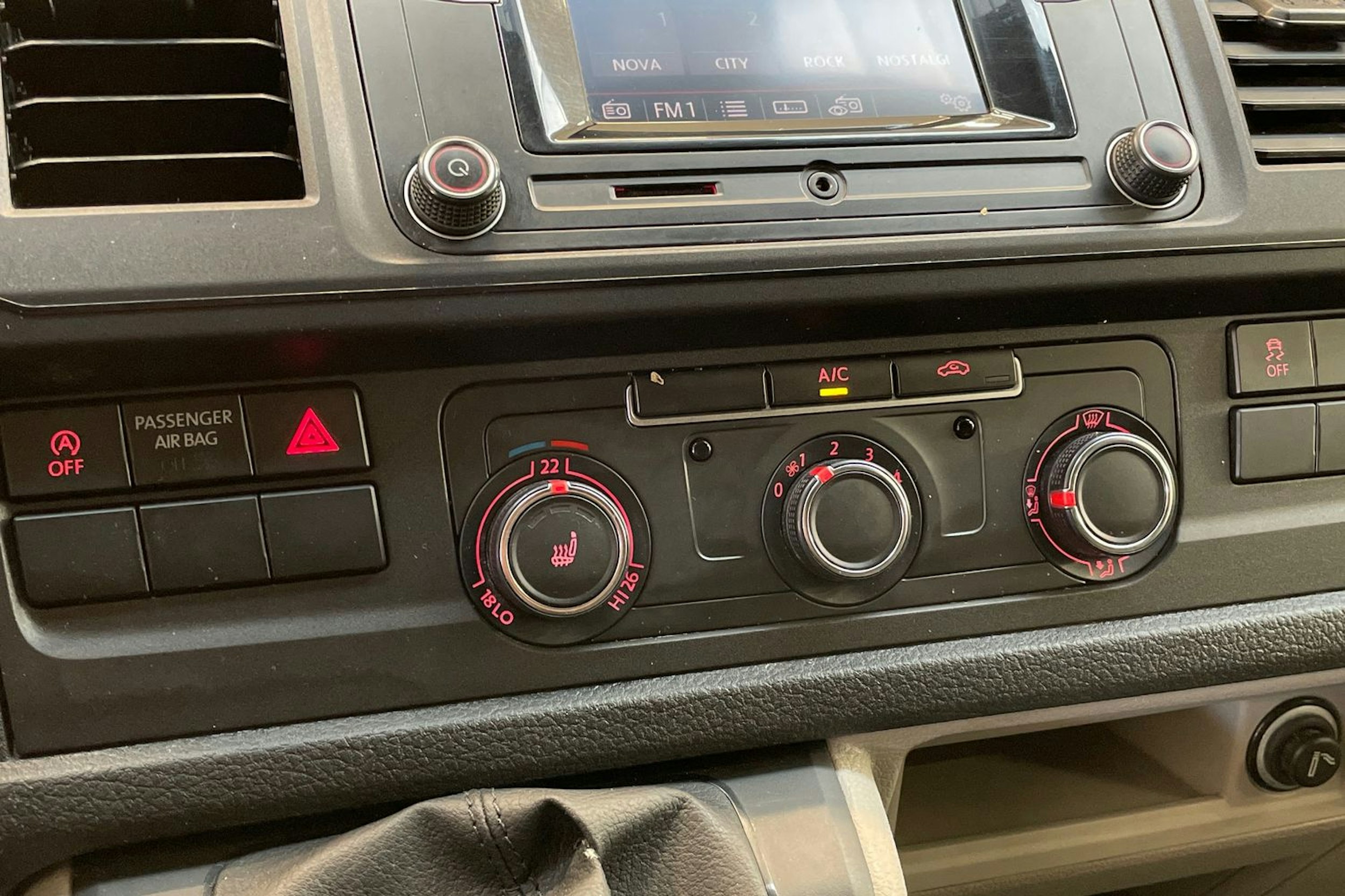 valkoinen Volkswagen Transporter 2019 kuva 18.