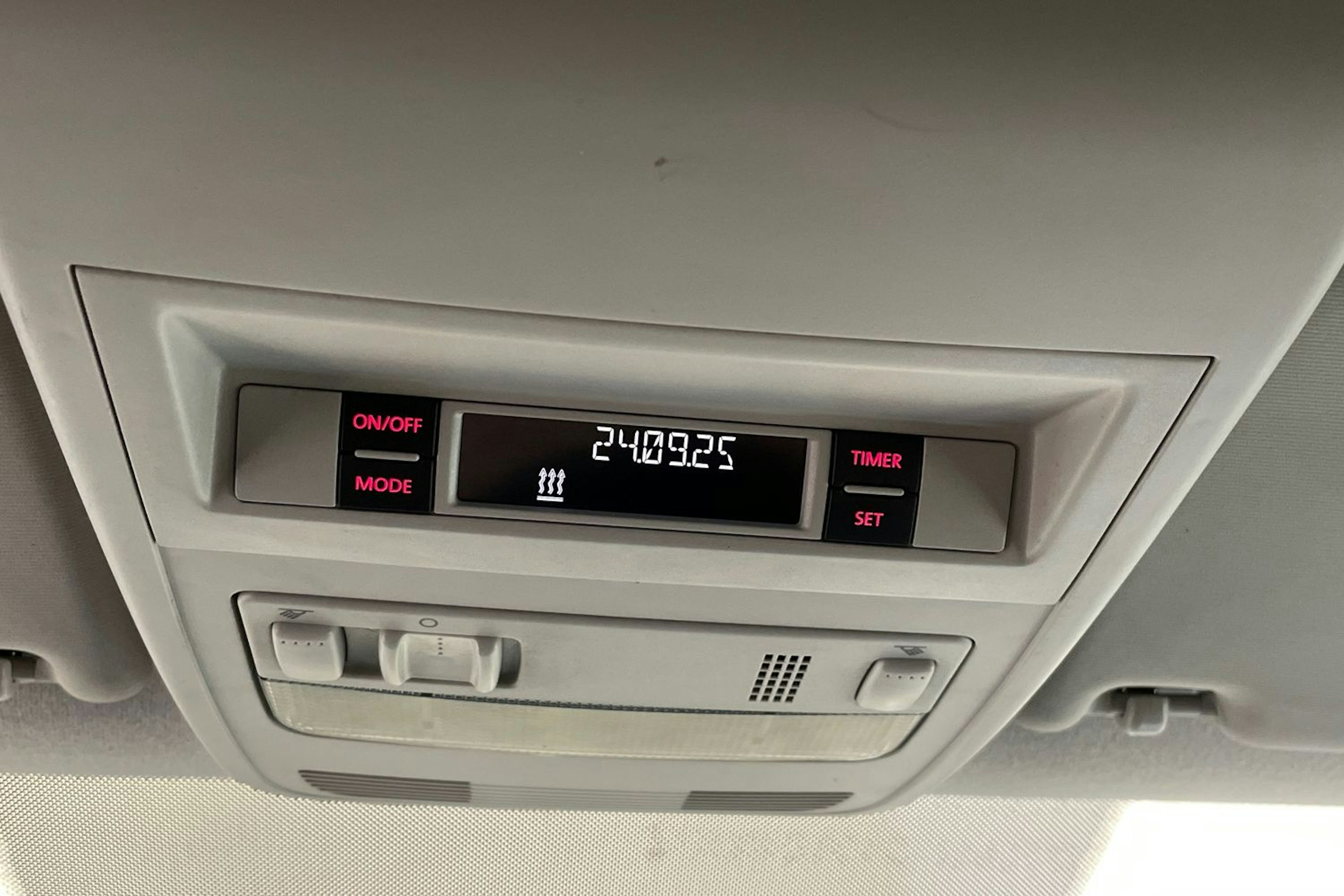 valkoinen Volkswagen Transporter 2019 kuva 19.