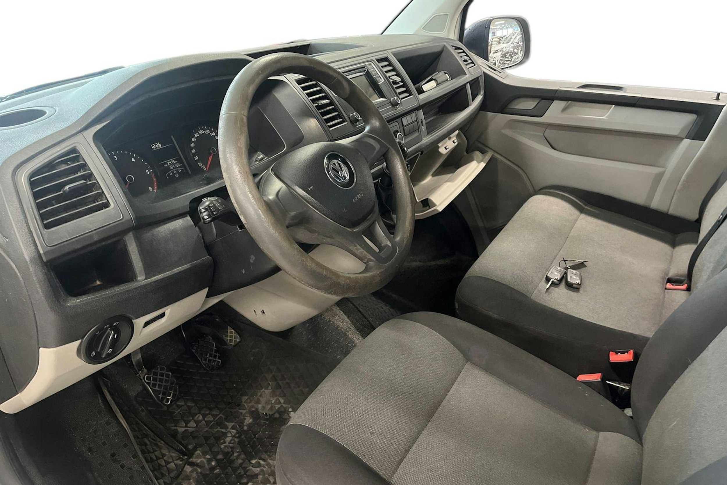valkoinen Volkswagen Transporter 2019 kuva 3.