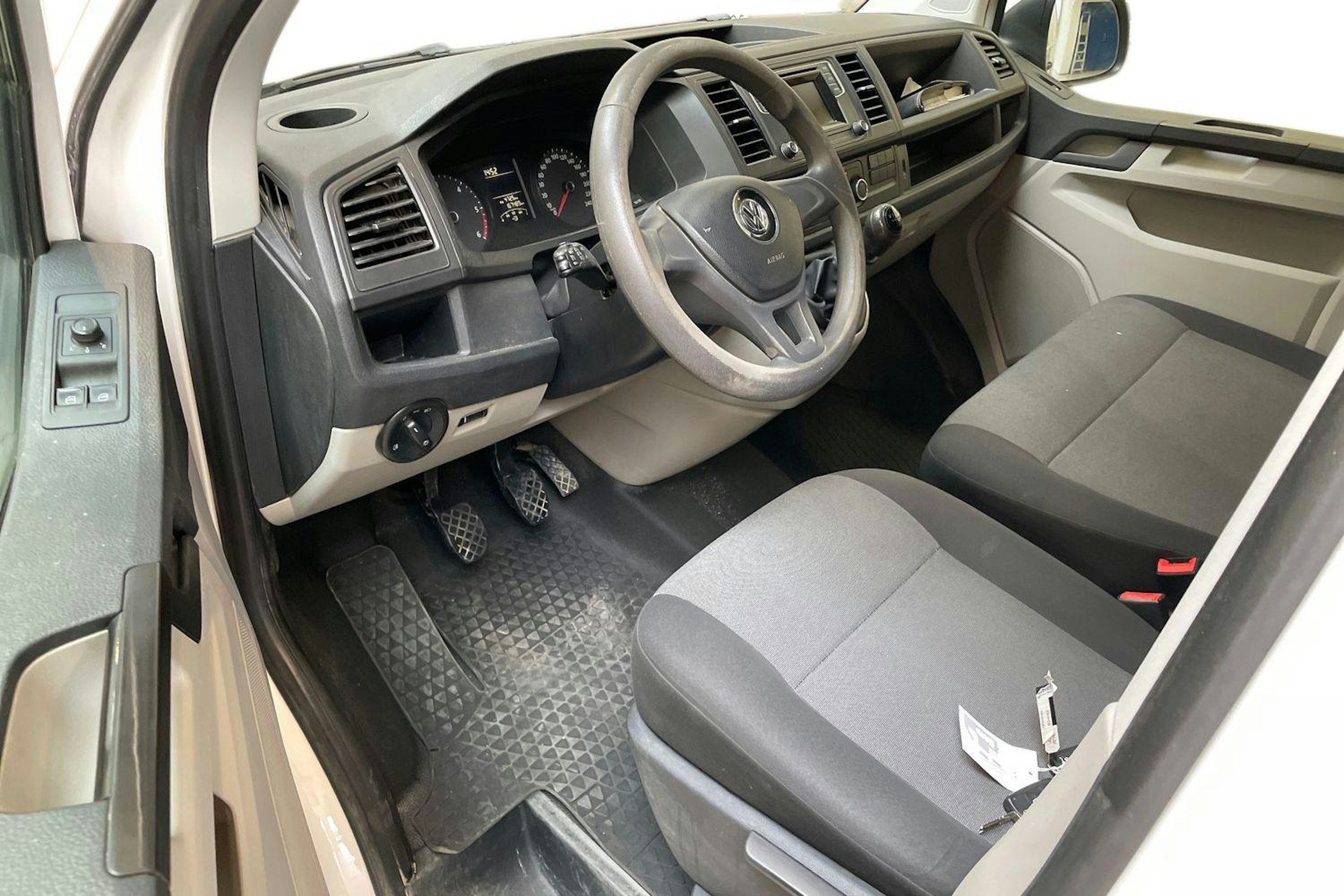 valkoinen Volkswagen Transporter 2019 kuva 3.