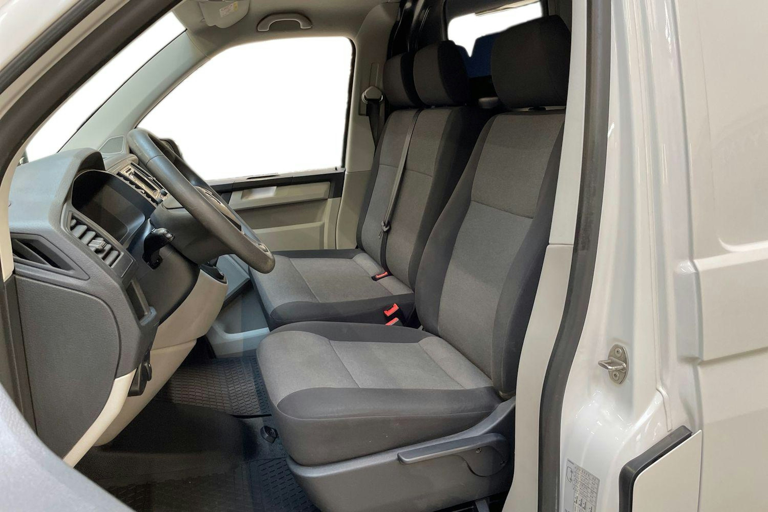 valkoinen Volkswagen Transporter 2019 kuva 7.