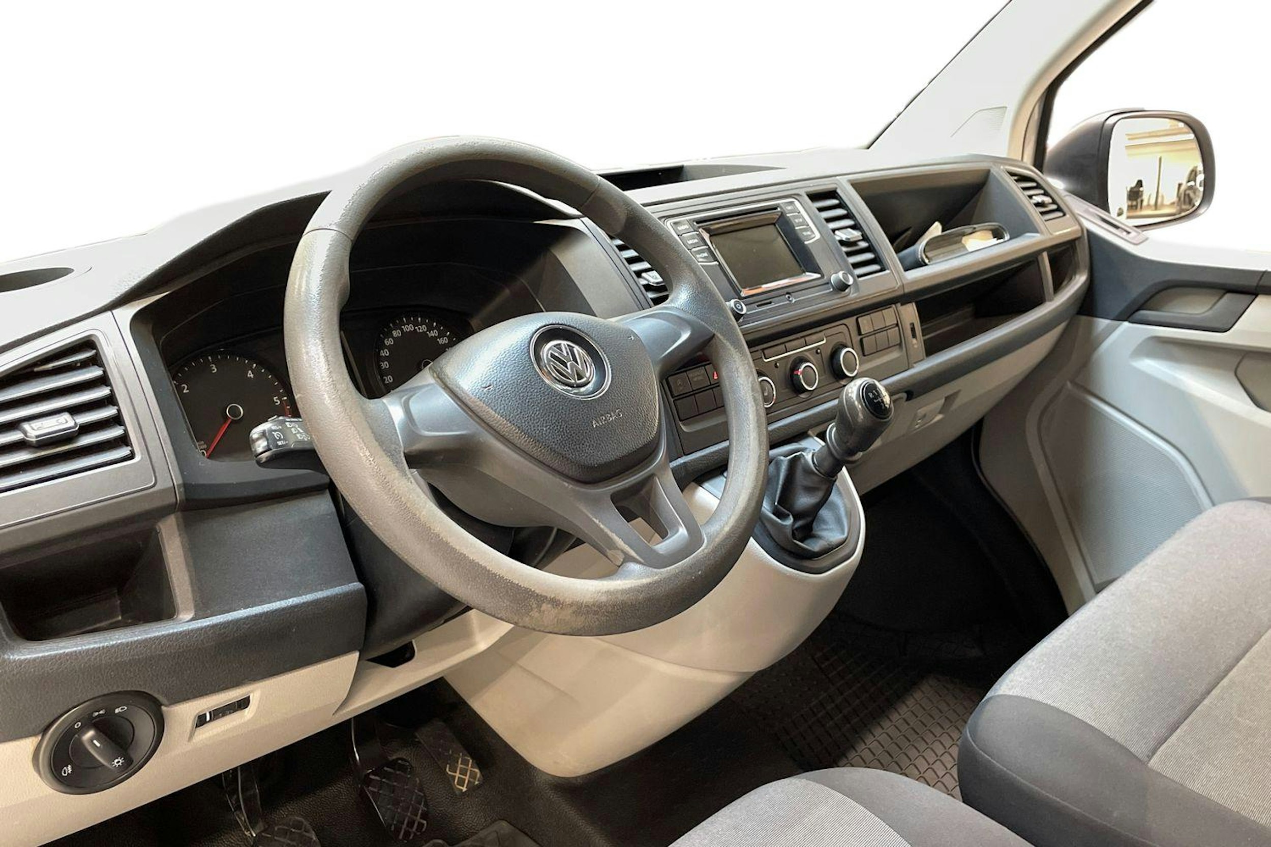 valkoinen Volkswagen Transporter 2019 kuva 9.