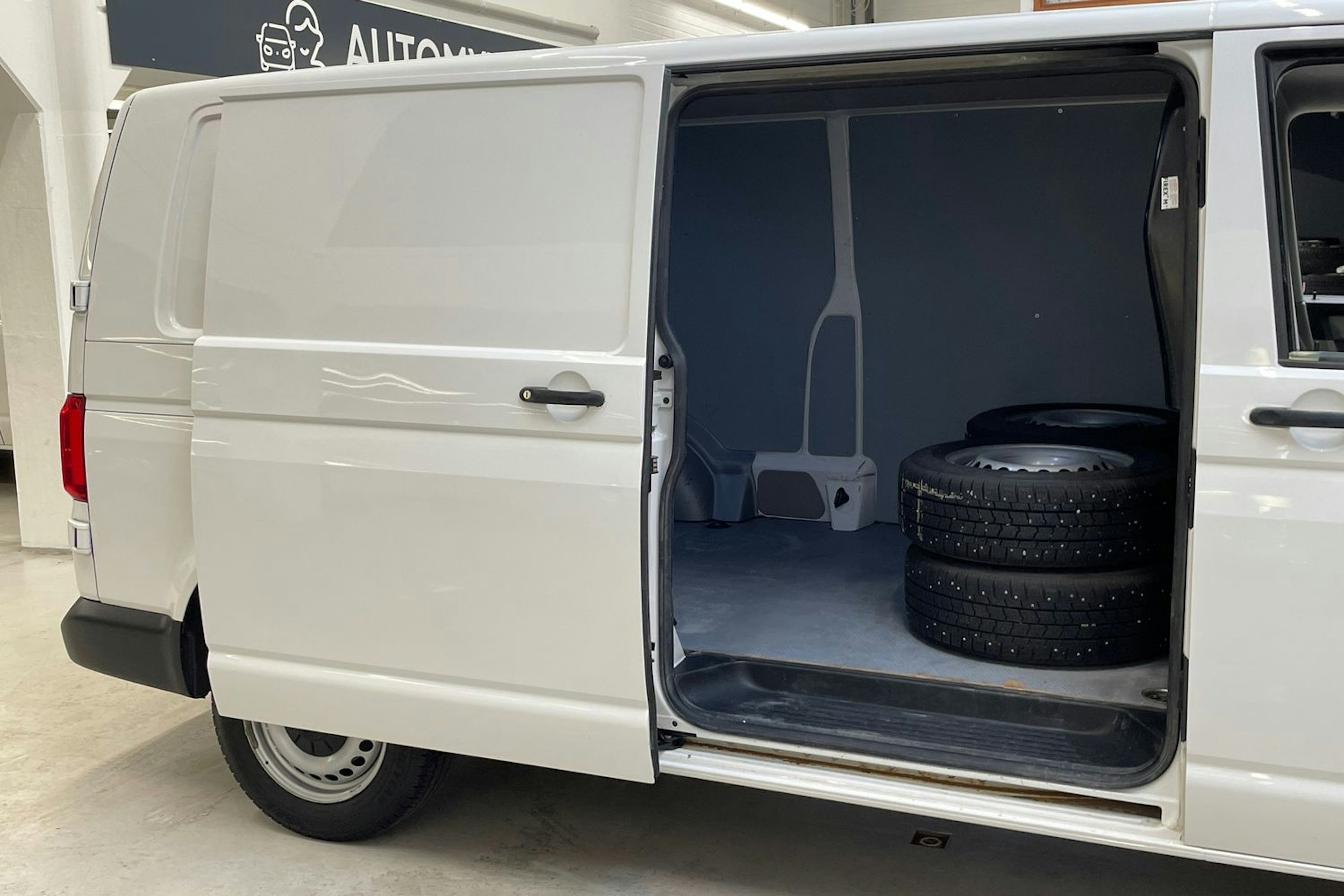 valkoinen Volkswagen Transporter 2019 kuva 12.