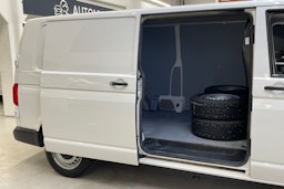 valkoinen Volkswagen Transporter 2019 kuva 12.