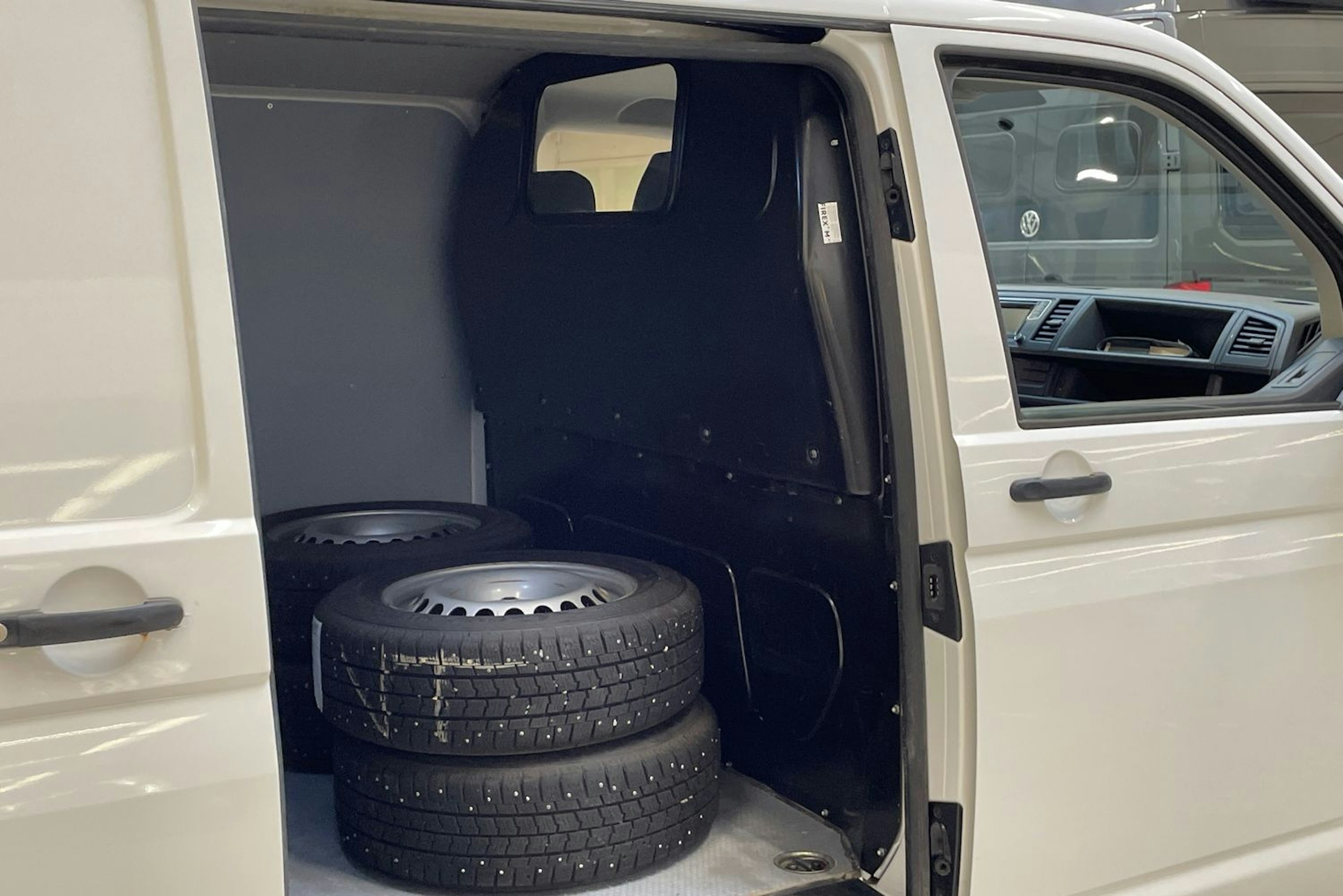 valkoinen Volkswagen Transporter 2019 kuva 13.