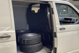 valkoinen Volkswagen Transporter 2019 kuva 13.
