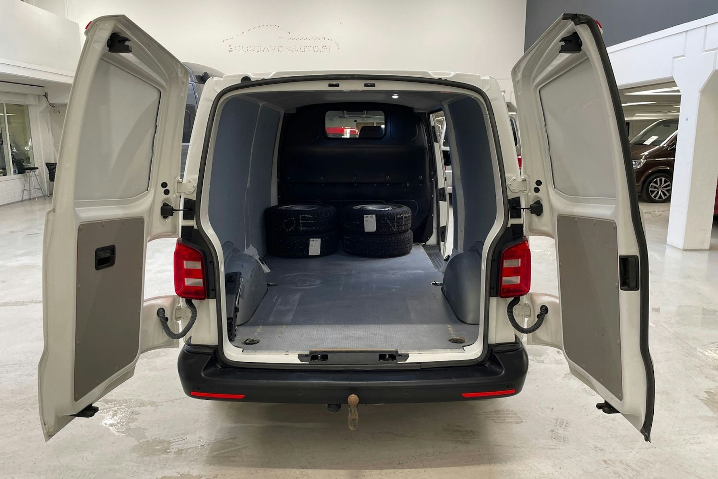 valkoinen Volkswagen Transporter 2019 kuva 14.