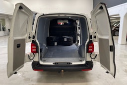 valkoinen Volkswagen Transporter 2019 kuva 14.