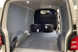 valkoinen Volkswagen Transporter 2019 kuva 15.