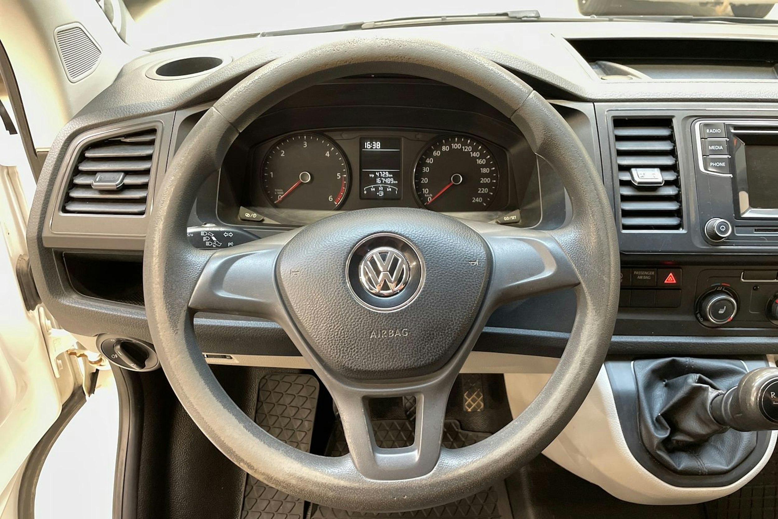 valkoinen Volkswagen Transporter 2019 kuva 16.