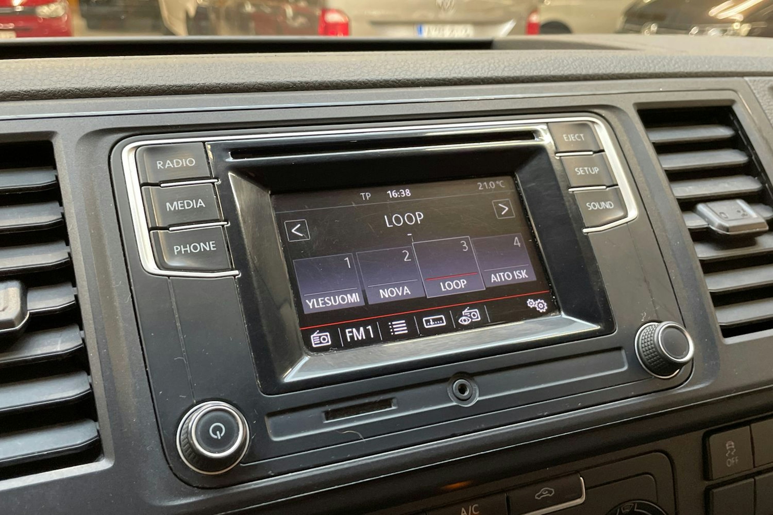 valkoinen Volkswagen Transporter 2019 kuva 19.