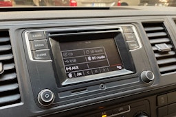 valkoinen Volkswagen Transporter 2019 kuva 20.