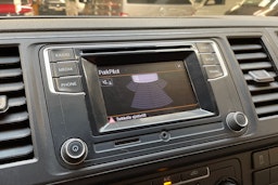 valkoinen Volkswagen Transporter 2019 kuva 21.