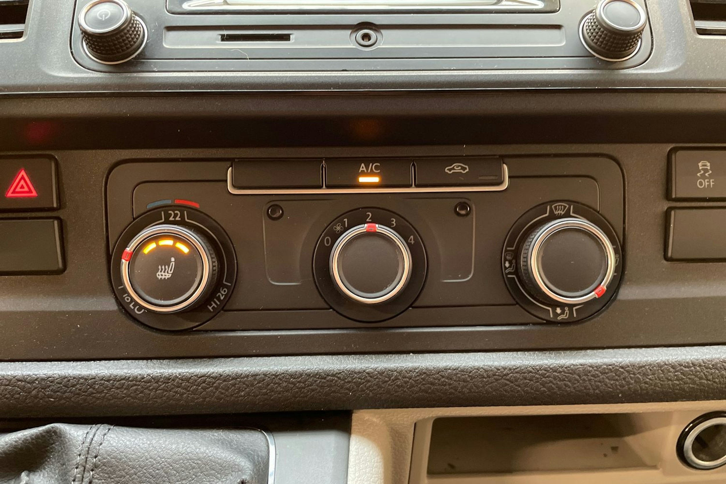 valkoinen Volkswagen Transporter 2019 kuva 22.