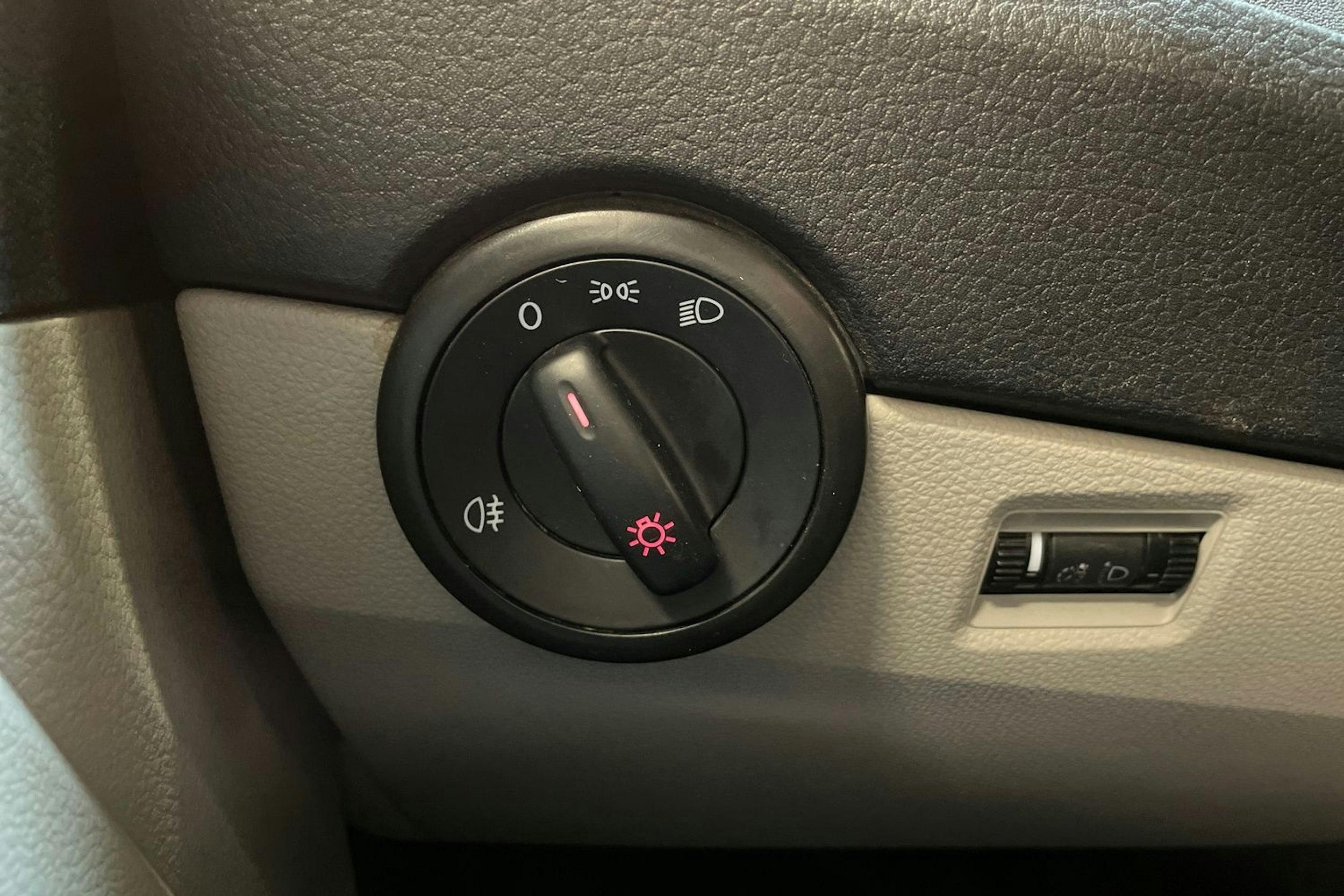 valkoinen Volkswagen Transporter 2019 kuva 24.