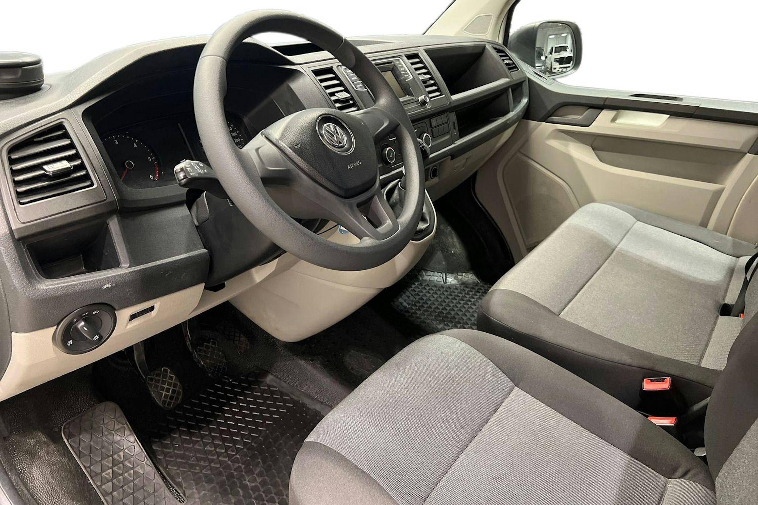 Valkoinen Volkswagen Transporter 2019 kuva 8.