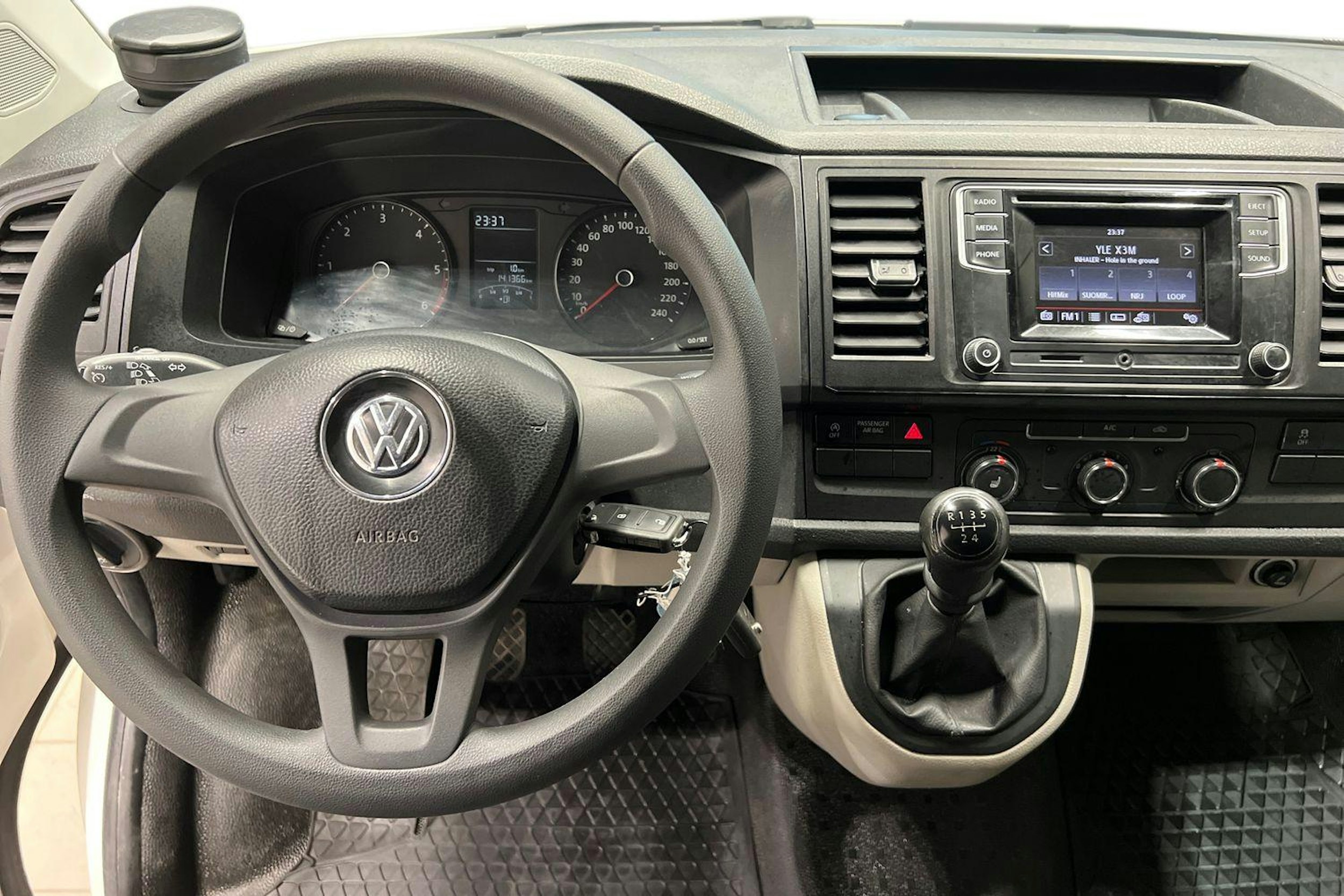 Valkoinen Volkswagen Transporter 2019 kuva 9.